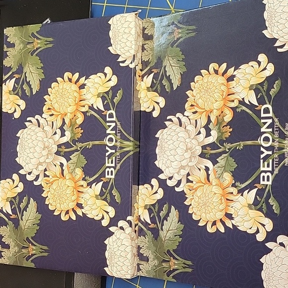 Beyond Eyeshadow Palette - Vibrant 18 Color Collection New In Box - Picture 4 of 7